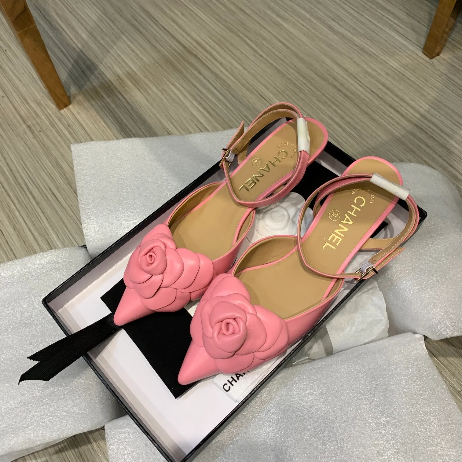 👟👟Ex-factory price 600👟👟 🍀Chanel's new flagship series of sandals in the counter are newly released 2022S summer series, exquisite retro shoes, the latest camellia flower design of Jindian Xiaoxiang on the upper is exquisite and fashionable, a popular model among domestic and foreign bloggers Upper: original Italian imported sheepskin original one-to-one sheepskin handmade camellia🌸 Inner lining: imported mixed sheepskin lining Outsole: Genuine leather outsole imported from Italy Size number: 35-39 (40, 41 customization is non-returnable) Heel height: 4cm Delivered with luxurious latest counter packaging